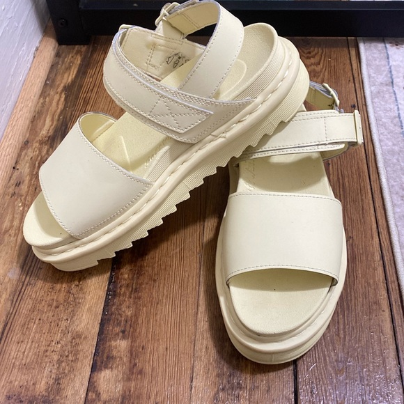 Size 10 VOSS WOMEN'S LEATHER STRAP SANDALS Dr Marten Pastel Yellow - Picture 1 of 7